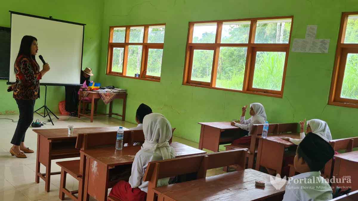 Tingkatkan Kualitas Mendongeng, Dosen Unija Latih Guru SDN Kalebengan III