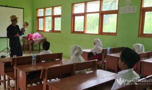 Tingkatkan Kualitas Mendongeng, Dosen Unija Latih Guru SDN Kalebengan III