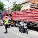 Truk Bermuatan Air Galon Hantam Truk Parkir di Sampang