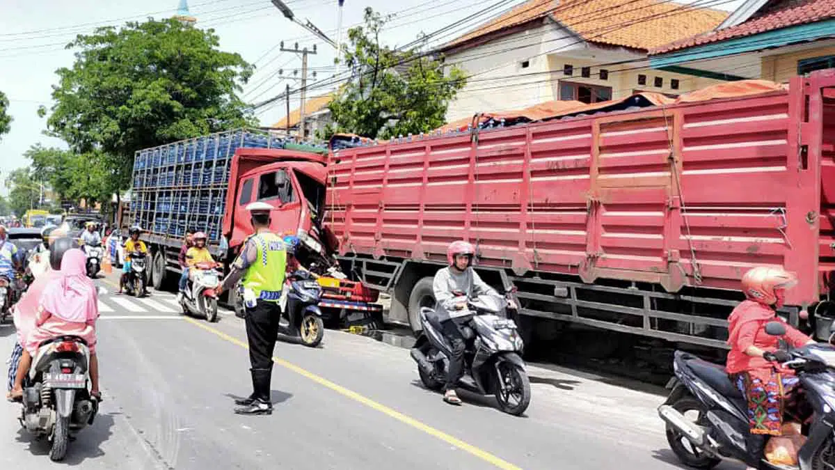 Truk Bermuatan Air Galon Hantam Truk Parkir di Sampang
