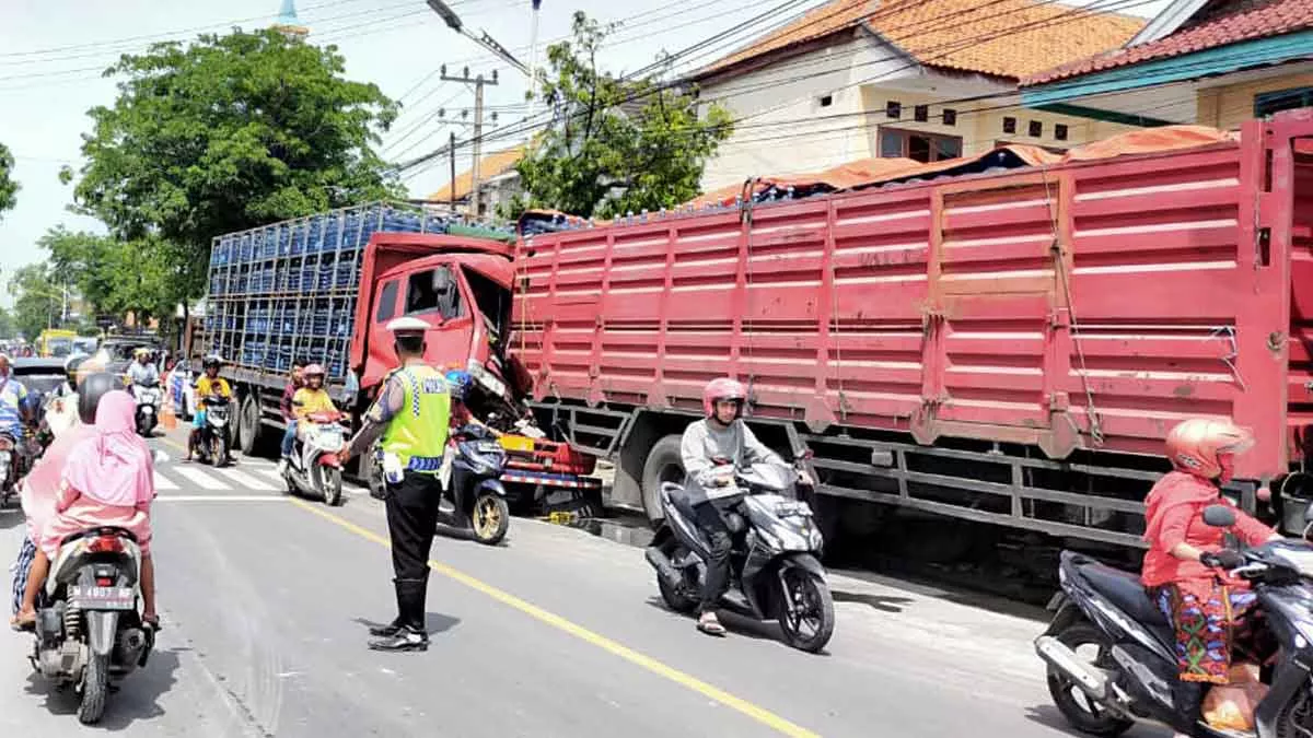 Truk Bermuatan Air Galon Hantam Truk Parkir di Sampang
