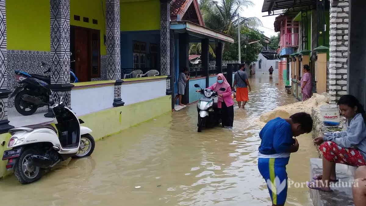 Kondisi banjir Jalan Pemuda Bahari, Kelurahan Rongtengah Sampang