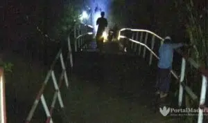 Tiang Tergerus Air, Jembatan Desa Daleman Sampang Ambruk