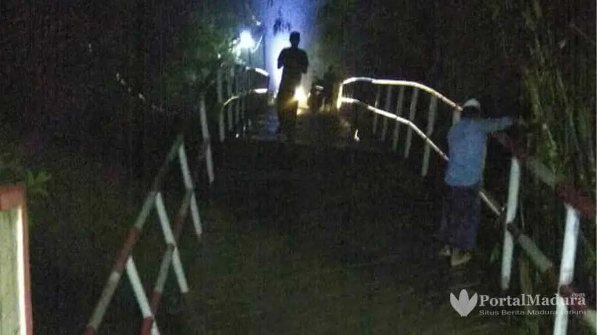 Tiang Tergerus Air, Jembatan Desa Daleman Sampang Ambruk