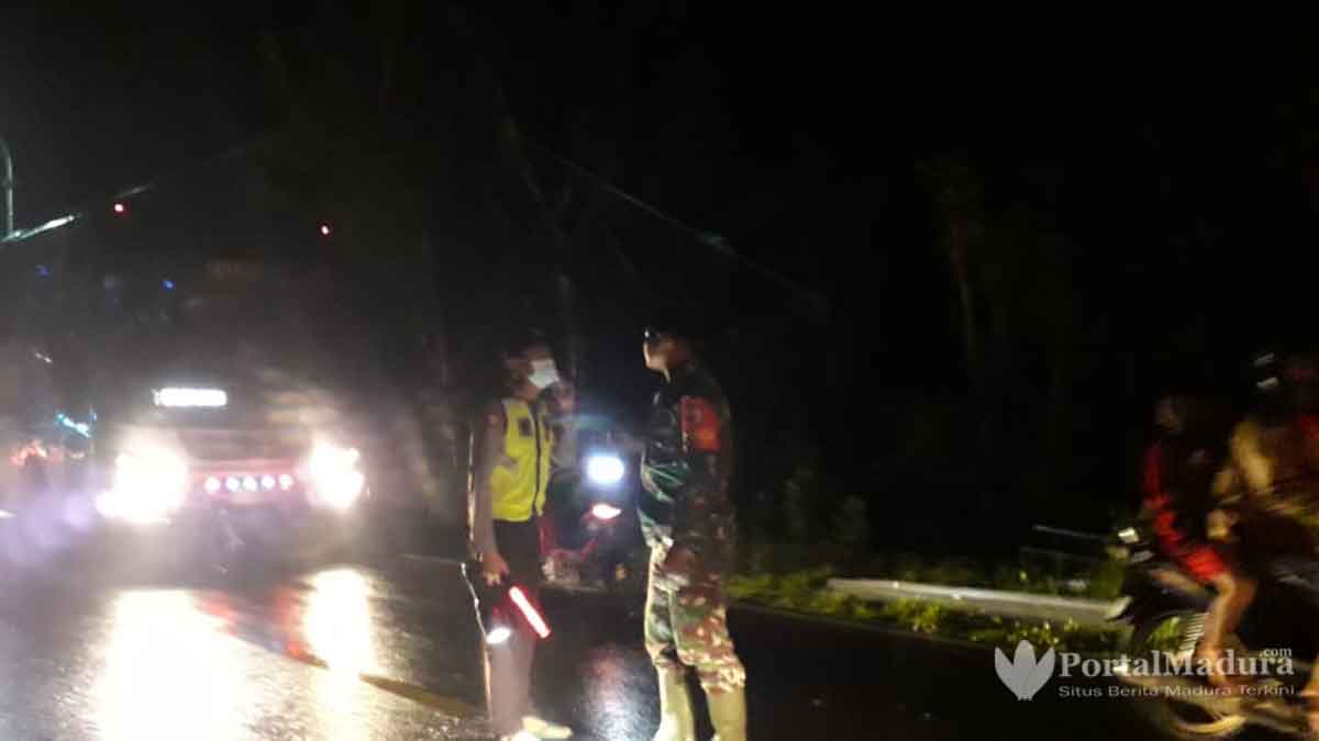 Pikup Hantam Truk Fuso Bermuatan Pupuk di Bluto Sumenep