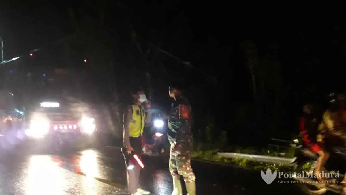 Pikup Hantam Truk Fuso Bermuatan Pupuk di Bluto Sumenep