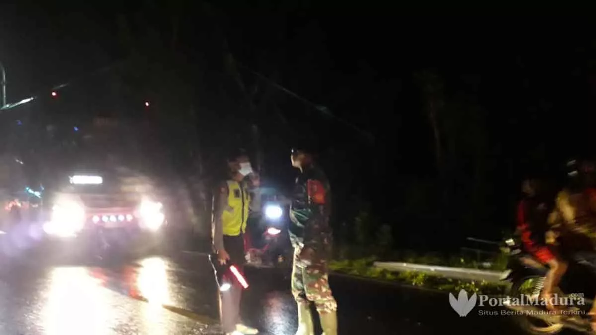 Pikup Hantam Truk Fuso Bermuatan Pupuk di Bluto Sumenep