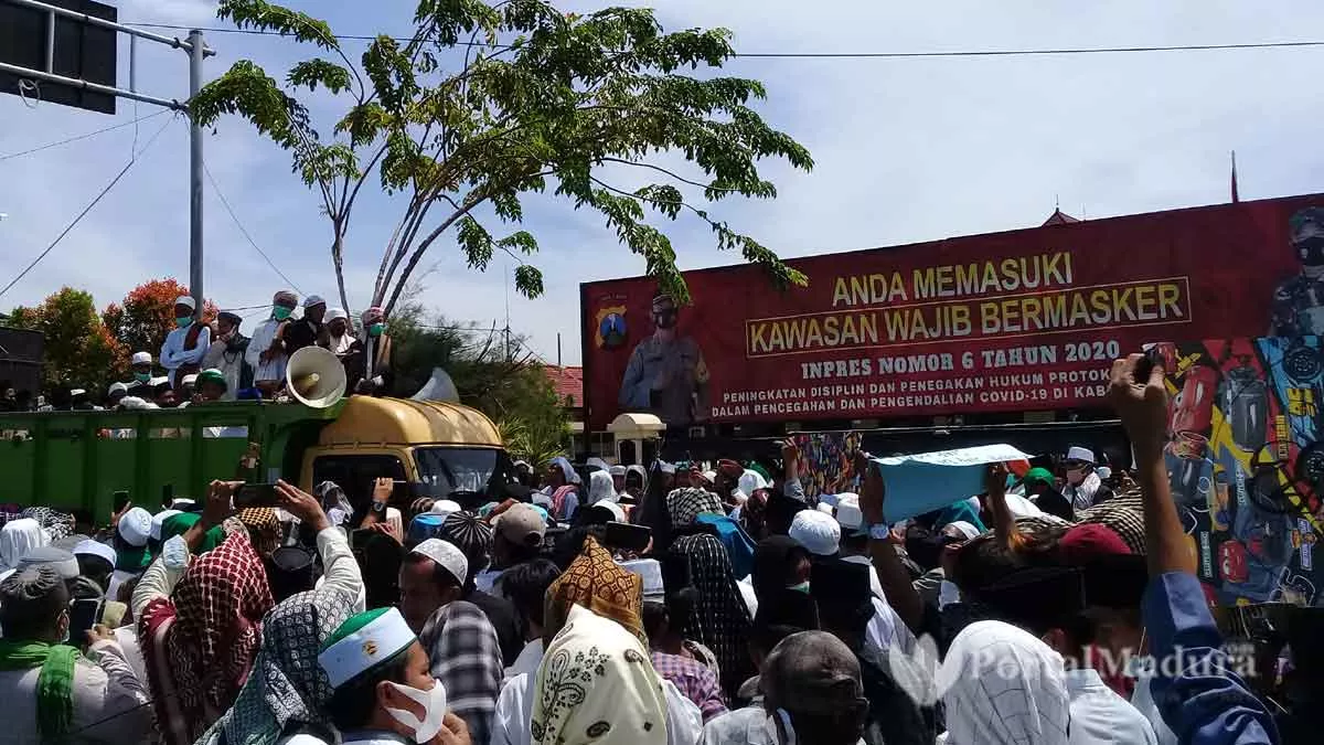 Minta Dibebaskan, Simpatisan HRS “Luruk” Polres Sampang