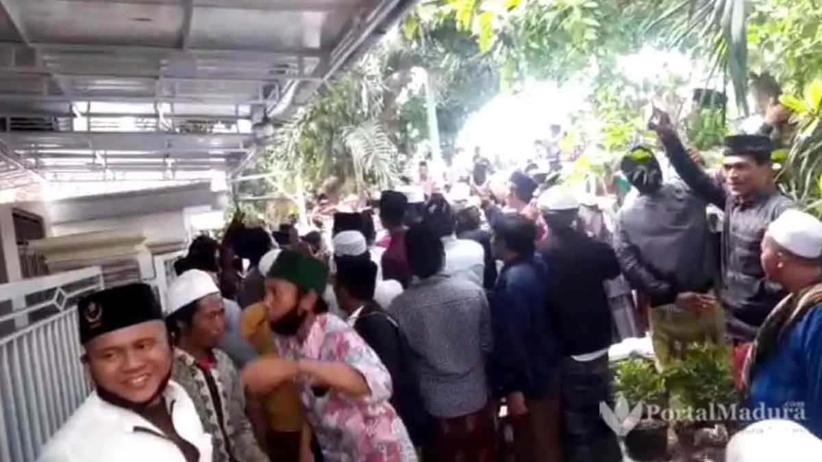 Rumah Ibunda Mahfud MD Dikepung Massa, Kapolres Pamekasan Bungkam