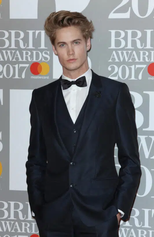 model rambut jambul pria Quiff messy