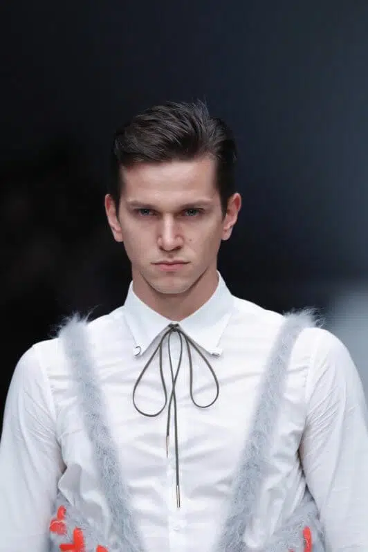 model rambut jambul pria Quiff modern belah samping