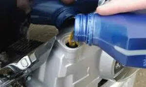 Jarak Ideal dan Tata Cara yang Benar Ganti Oli Motor