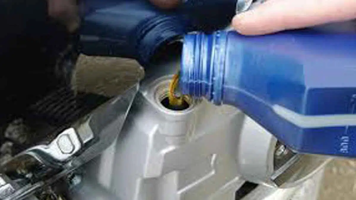 Jarak Ideal dan Tata Cara yang Benar Ganti Oli Motor