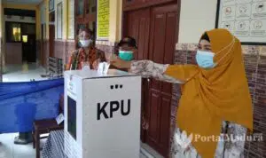 Diguyur Hujan, Bupati Sumenep Berharap Warga Tetap Gunakan Hak Pilih