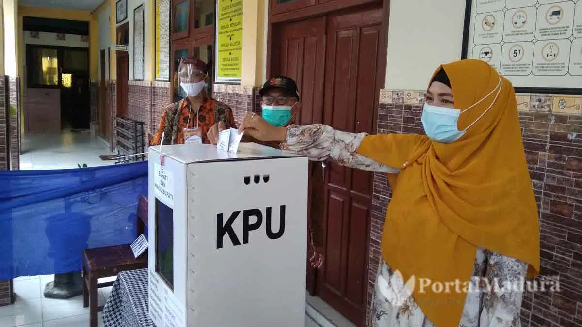 Diguyur Hujan, Bupati Sumenep Berharap Warga Tetap Gunakan Hak Pilih