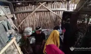 Tak Punya Identitas, Nenek Hidup Sebatangkara di Gubuk Reot