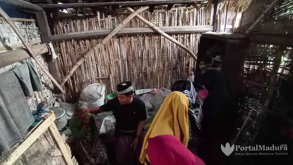 Tak Punya Identitas, Nenek Hidup Sebatangkara di Gubuk Reot