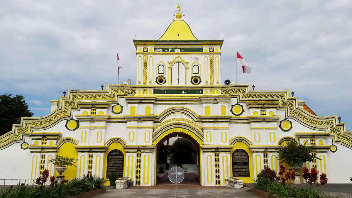 4 Wisata Religi Madura yang Tak Boleh Anda Lewatkan