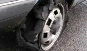 9 Cara Atasi Ban Dalam Bocor di Tengah Jalan