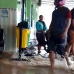 Pasien Dievakuasi, Banjir Landa Puskesmas Pragaan Sumenep