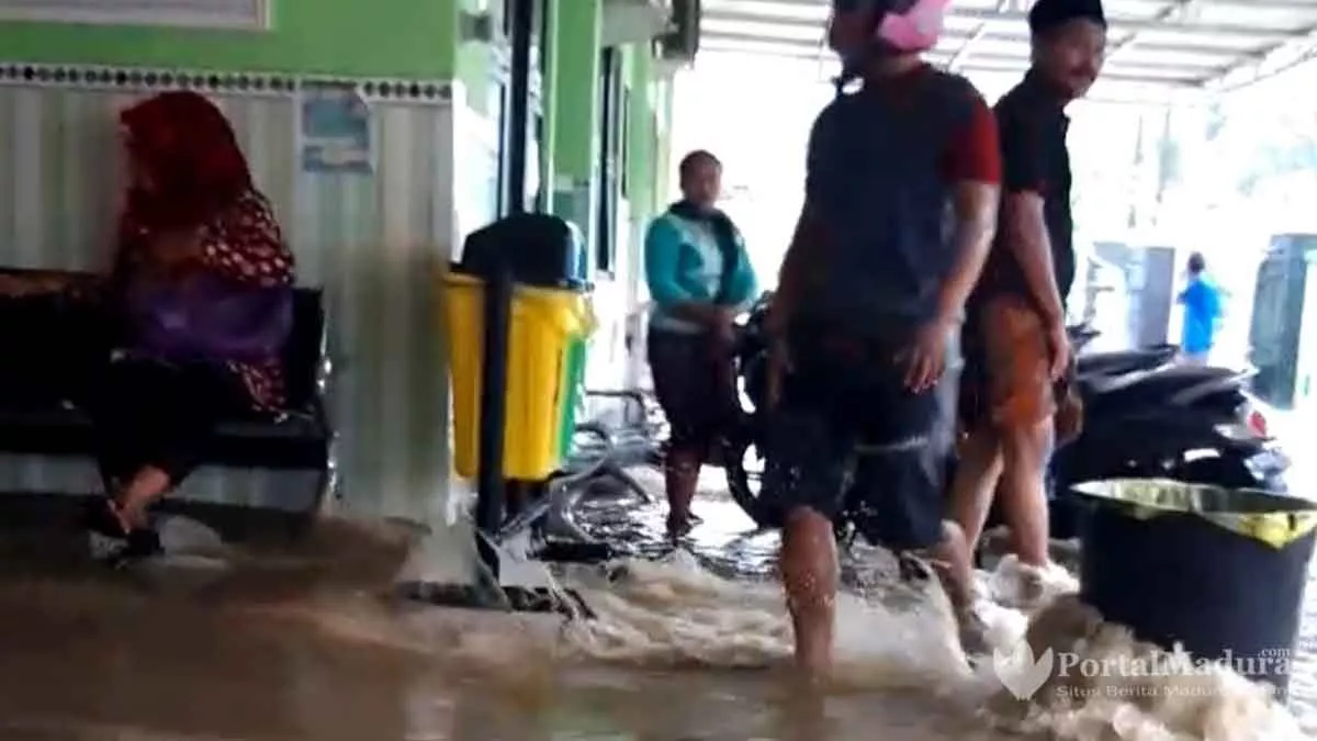 Pasien Dievakuasi, Banjir Landa Puskesmas Pragaan Sumenep