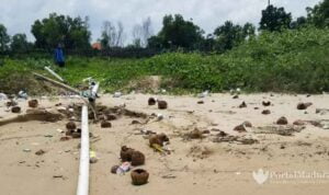 Bau Tak Sedap Ganggu Pengunjung Pantai Wisata Tlangoh Bangkalan