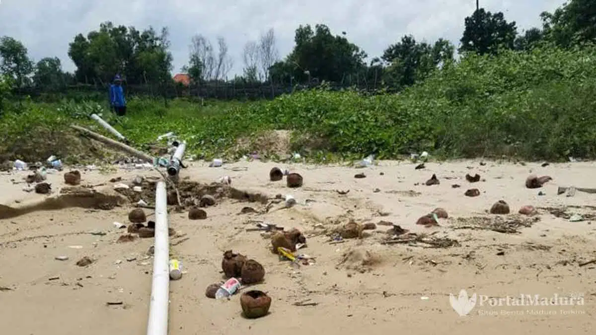 Bau Tak Sedap Ganggu Pengunjung Pantai Wisata Tlangoh Bangkalan