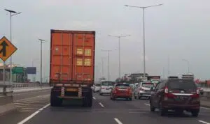 Wajib Perhatikan 6 Cara Ini Ketika Berkendara Dekat Truk