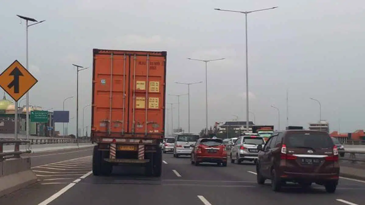 Wajib Perhatikan 6 Cara Ini Ketika Berkendara Dekat Truk