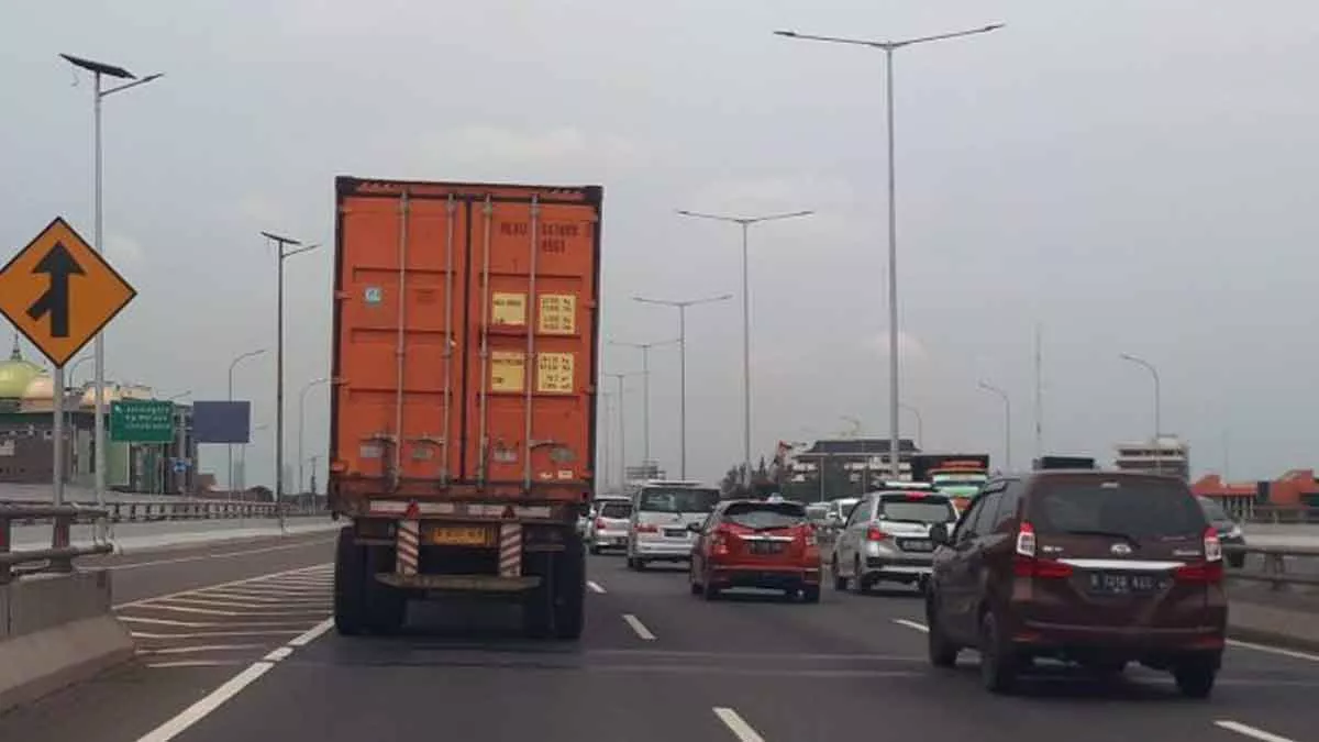 Wajib Perhatikan 6 Cara Ini Ketika Berkendara Dekat Truk - Portalmadura.com Wajib Perhatikan 6 Cara Ini Ketika Berkendara Dekat Truk