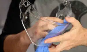 Bersihkan Kaca Helm dengan 4 Cara Ini
