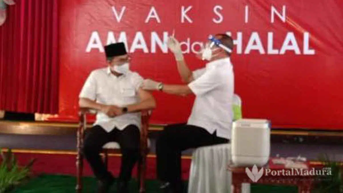 Bupati Bangkalan Jadi Orang Pertama Disuntik Vaksin Covid-19