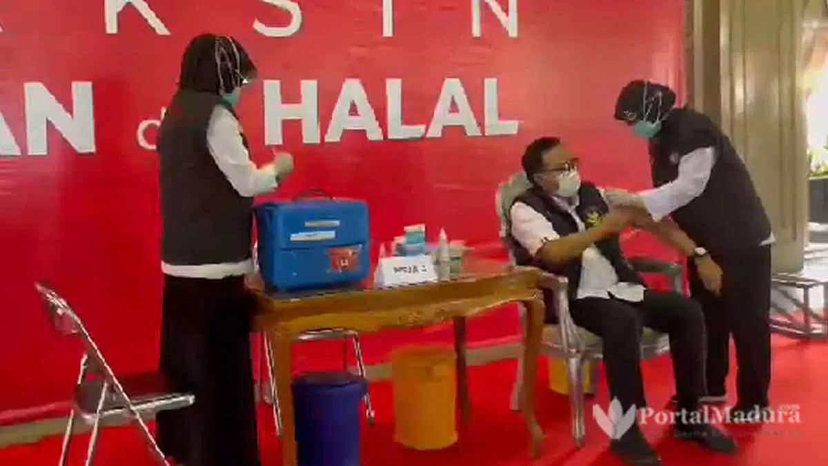 Bupati Pamekasan Jadi Orang Pertama Disuntik Vaksin Covid-19
