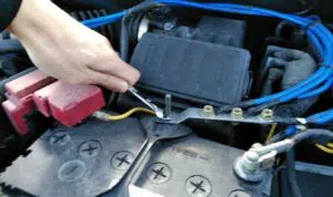 Cara Mengganti Aki Mobil Sendiri di Rumah