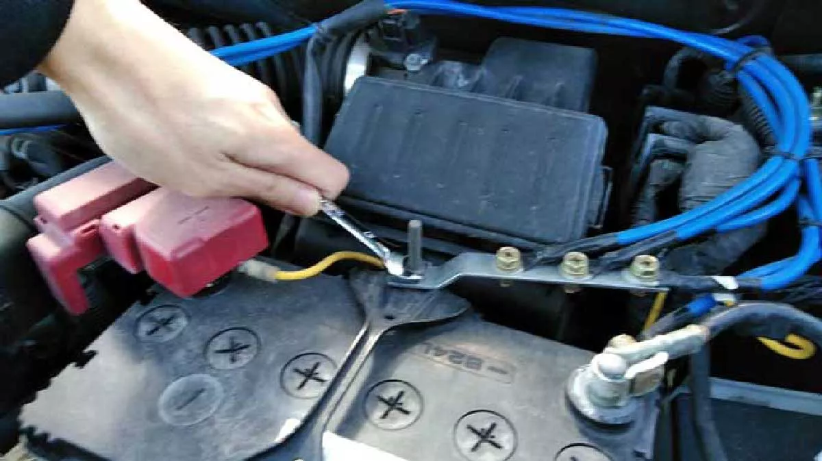 Tips dan Cara Mengganti Aki Mobil Sendiri di Rumah