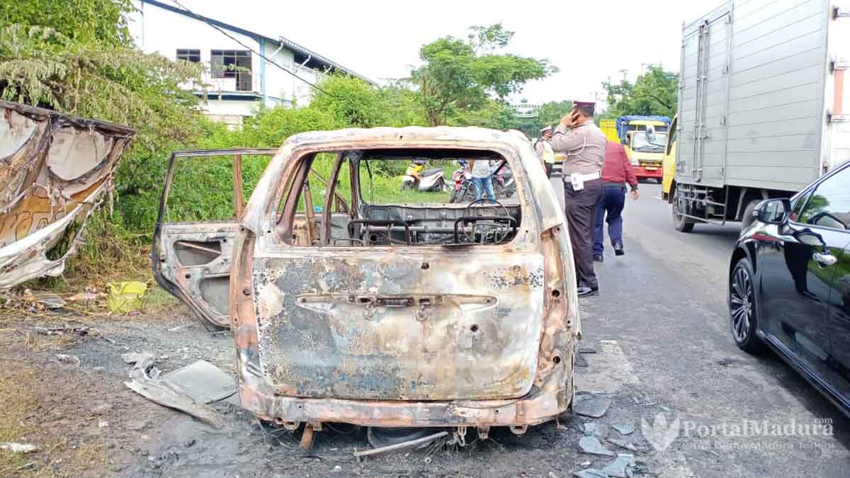 Jadi Arang, Daihatsu Xenia Terbakar di Jalan Raya Tangkel Bangkalan
