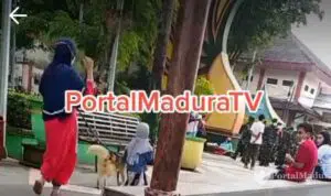 Dikerumuni Anak Kecil, Viral Video Wanita Berhijab Bawa Anjing; Mirip di TB Sumenep