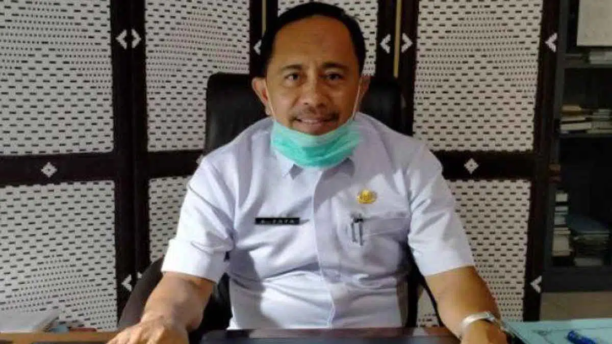 Diskop UMKM Pamekasan Belum Terima Surat Perpanjangan Banpres PortalMadura.com, Pamekasan- Dinas Koperasi dan UMKM Kabupaten Pamekasan, Madura, Jawa Timur belum menerima surat resmi tentang perpanjangan bantuan presiden (bapres) pada tahun 2021. Kepala Dinas Koperasi dan UMKM Pamekasan, Abdul Fata mengatakan, bantuan senilai Rp 2,4 juta tersebut kabarnya akan berlanjut hingga tahun 2021, namun surat resminya dari pemerintah pusat belum diterima. "Memang yang saya dengar akan berlanjut, cuman surat resmi dan pemberitahuannya belum kami terima," katanya, Selasa (5/1/2021). Dikatakan, pada tahun 2020 pihaknya mengusulkan sebanyak 83.027 ribu UMKM untuk mendapatkan bantuan tersebut, namun hanya sekitar 36 ribu UMKM yang berhasil mendapatkannya. "Kalau program itu diperpanjang pada tahun 2021, kami tidak usah mengusulkan kembali, karena data sebelumnya sudah ada. Data yang kami kirim adalah data keseluruhan di Pamekasan," pungkasnya.