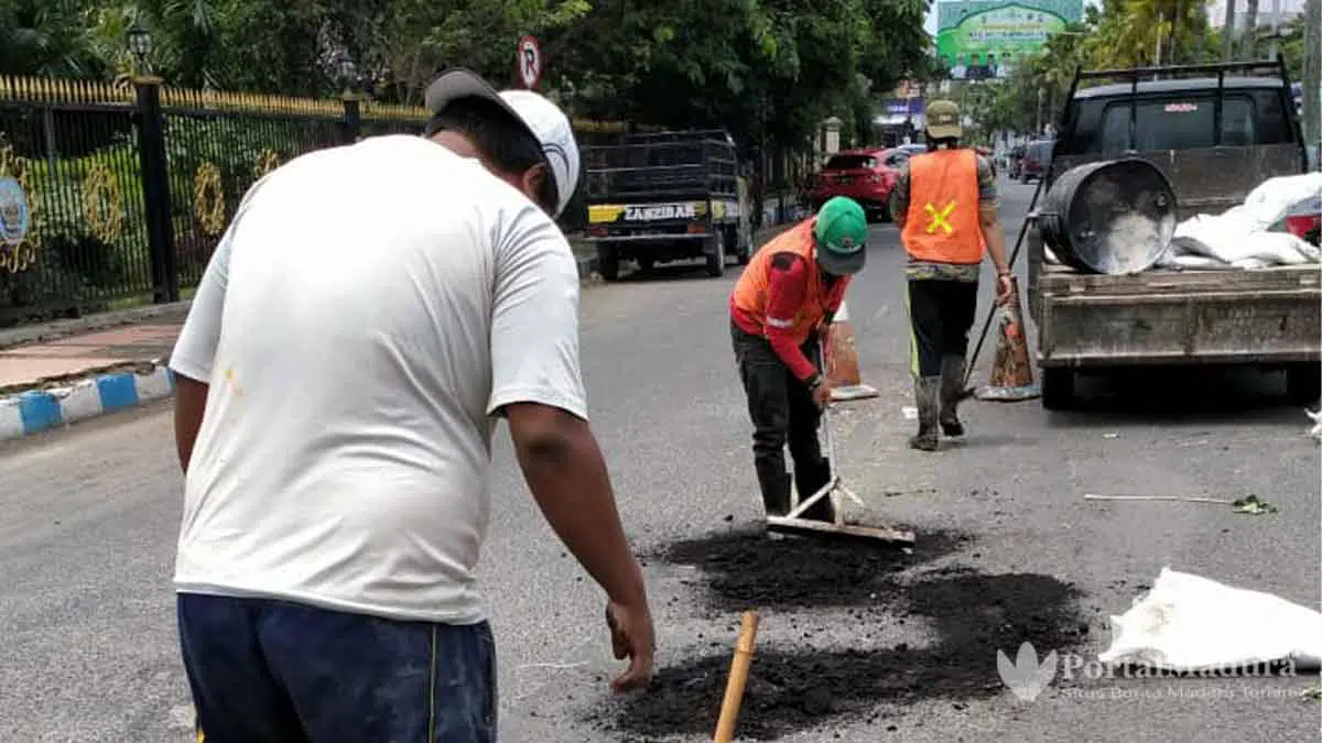 Gerak Cepat, Aspal Mengelupas Ditambal Sulam