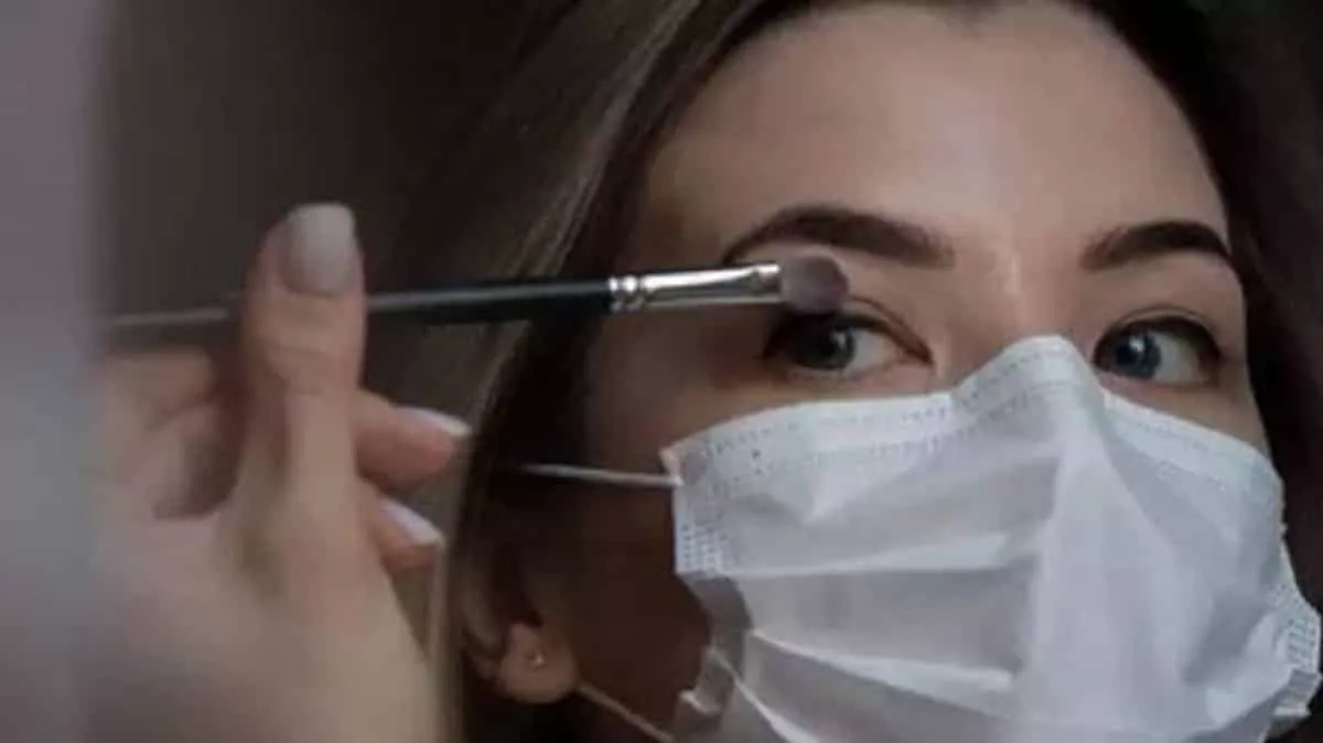 Haruskah Ubah Rutinitas Makeup Selama Gunakan Masker? Ini Penjelasannya