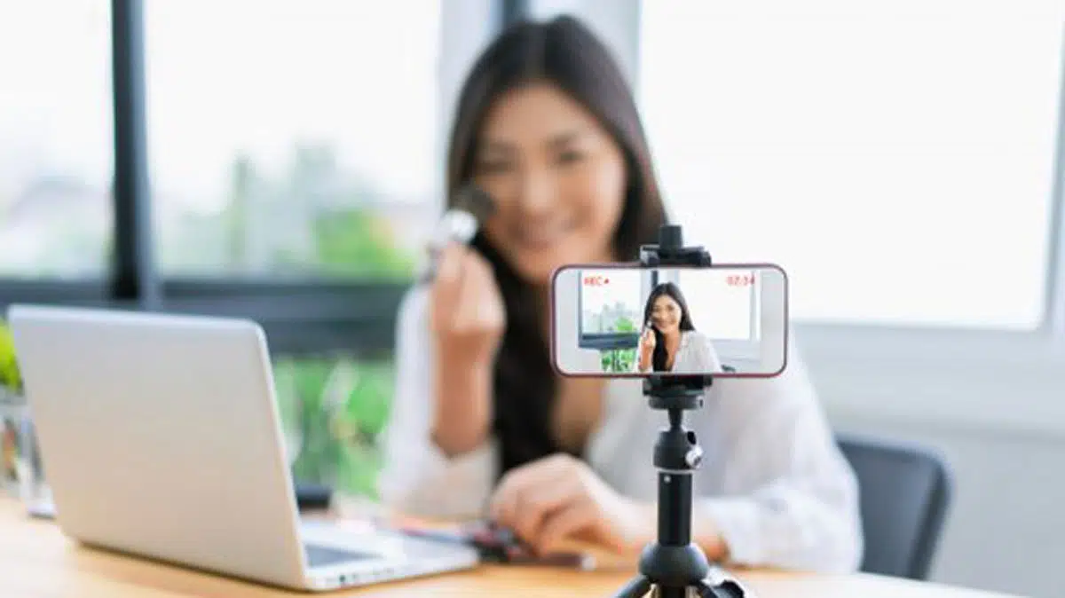 Ingin-Jadi-Vlogger-Yuk-Intip-5-Kiat-Suksesnya