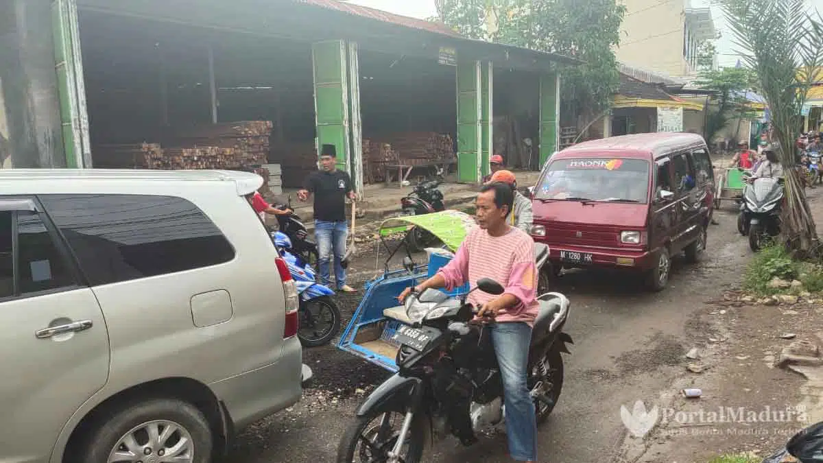 Jalan Penghubung Desa Rusak, Warga Bangkalan Patungan