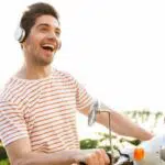 Jangan Dengarkan Musik Pakai Earphone Saat Berkendara, Ini Bahayanya
