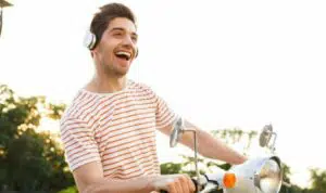 Jangan-Dengarkan-Musik-Pakai-Earphone-Saat-Berkendara,-Ini-Bahayanya