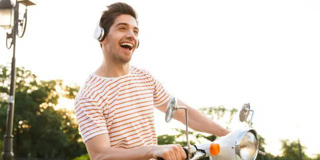Jangan-Dengarkan-Musik-Pakai-Earphone-Saat-Berkendara,-Ini-Bahayanya