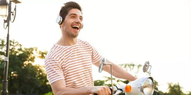 Jangan-Dengarkan-Musik-Pakai-Earphone-Saat-Berkendara,-Ini-Bahayanya