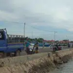Kasihan, Sudah 2 Bulan Warga Desa Ketupat “Berburu” Sinyal Internet di Pelabuhan