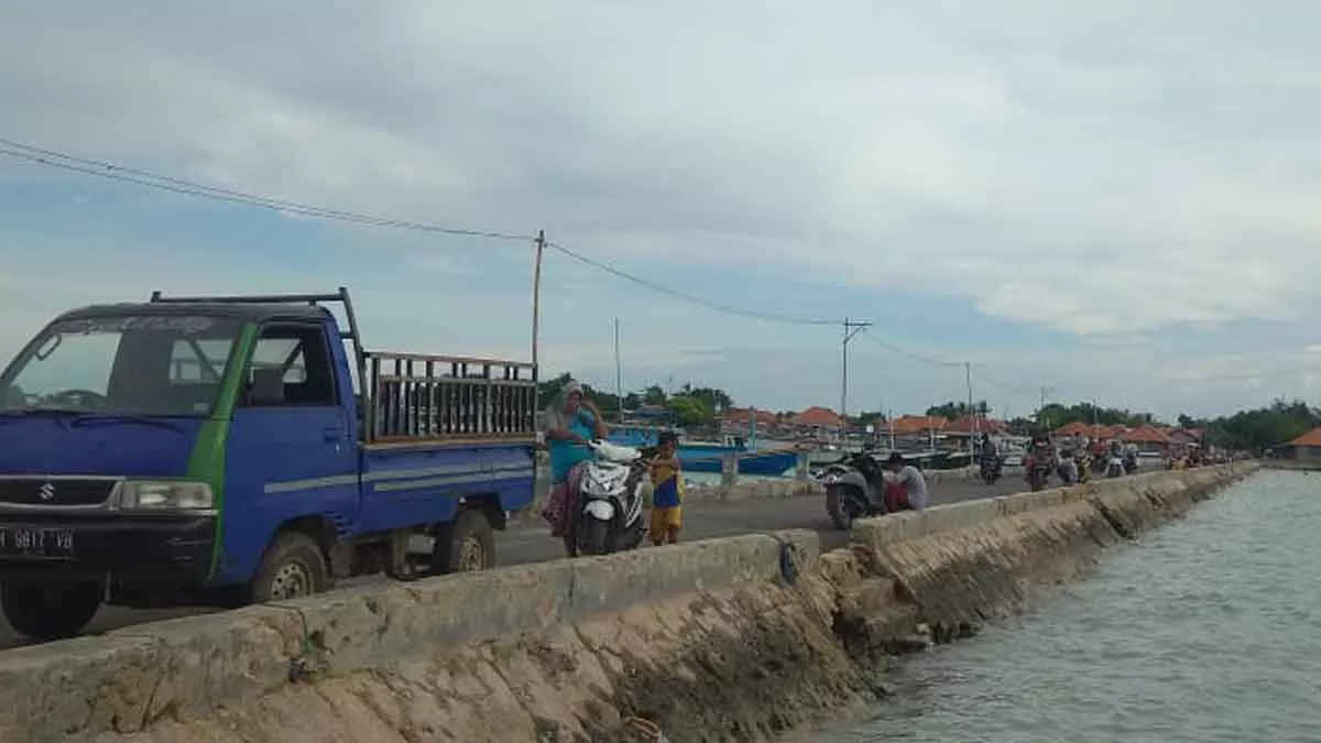 Kasihan, Sudah 2 Bulan Warga Desa Ketupat “Berburu” Sinyal Internet di Pelabuhan