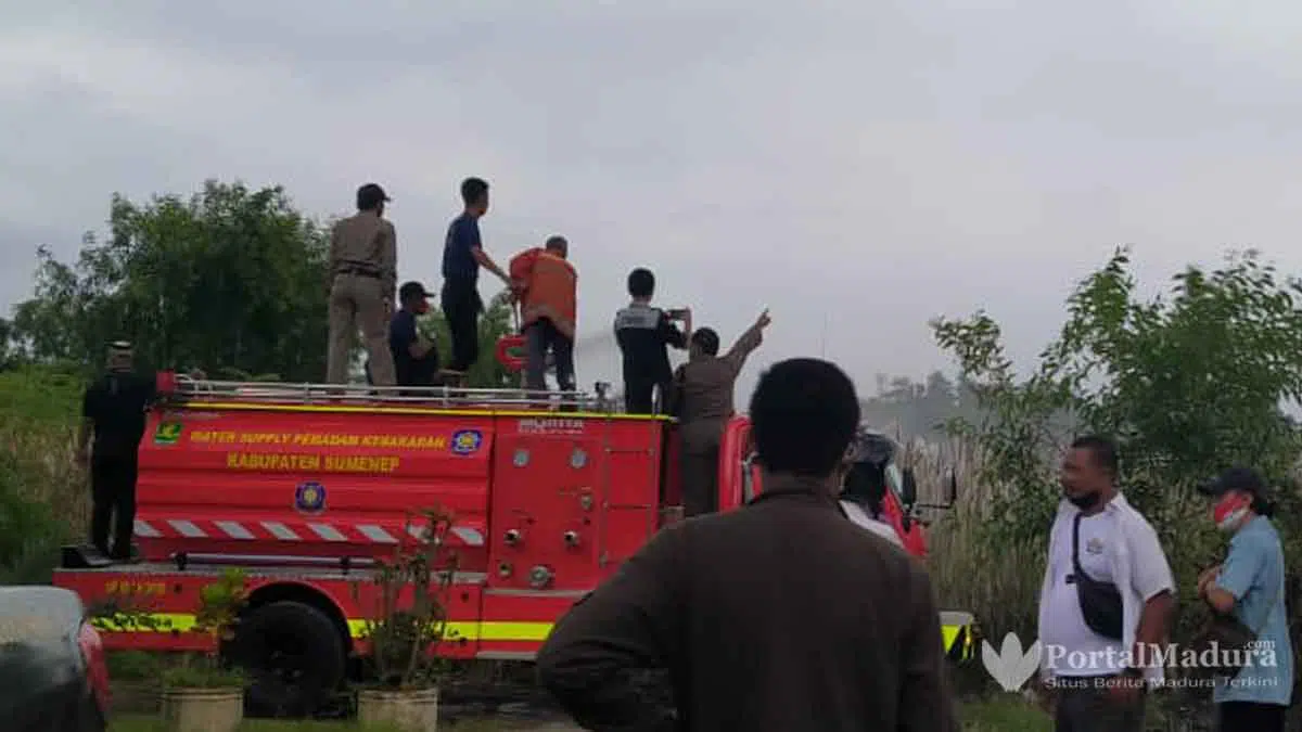 Lahan Gambut Dekat Perumahan Kolor Terbakar