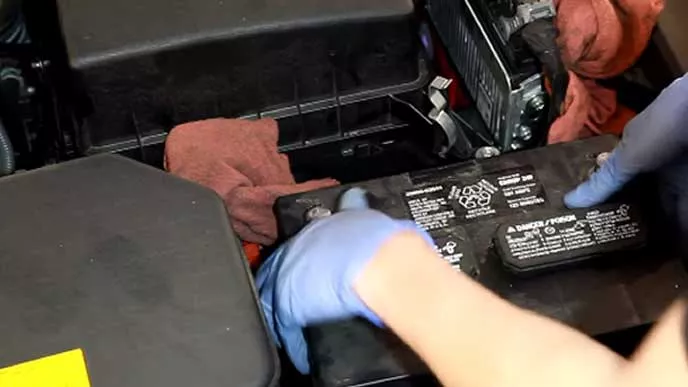 Tips Dan Cara Mengganti Aki Mobil Sendiri Di Rumah - Portalmadura.com Lepas Aki mobil Lama
